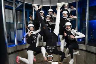 Groep in skydivetunnel