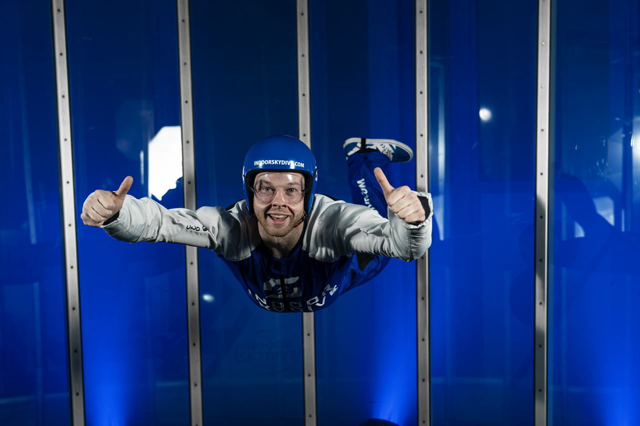 Skydiver met duimen omhoog